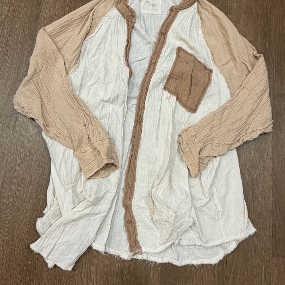 American Eagle Outfitters White and Tan Button-Up Top